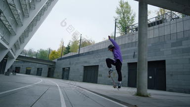 活跃的溜冰者骑滑冰在户外赶时髦的人跳滑板木板路
